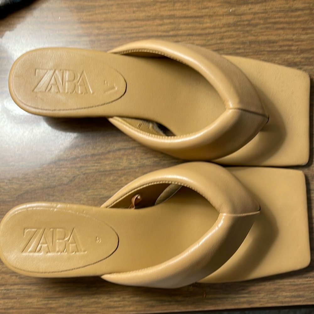 Puffy sandals w heel